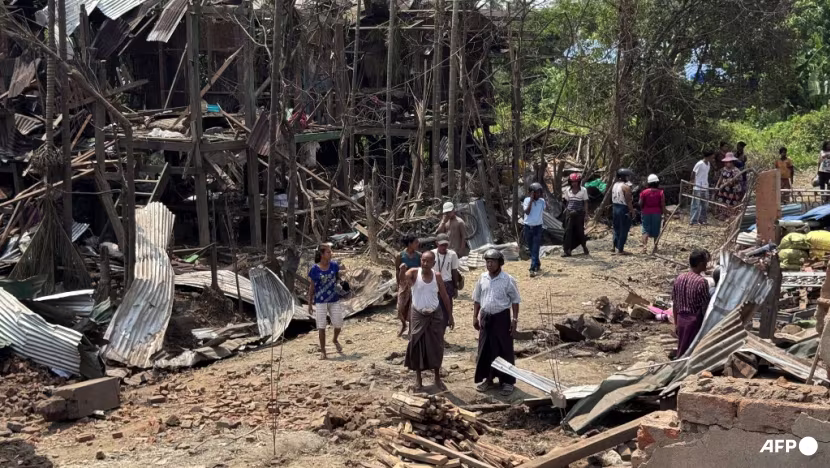 400 flee to Thailand