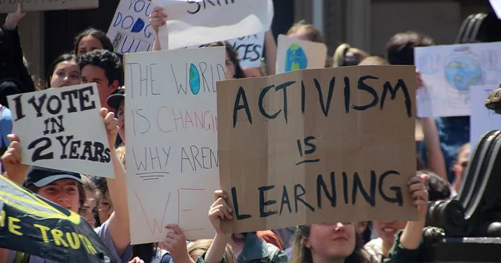 THE ROLE OF SOCIAL MEDIA IN RESISTANCE MOVEMENTS