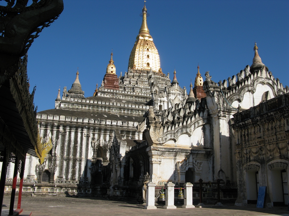 Bagan,_Myanmar,_Ananda_Temple